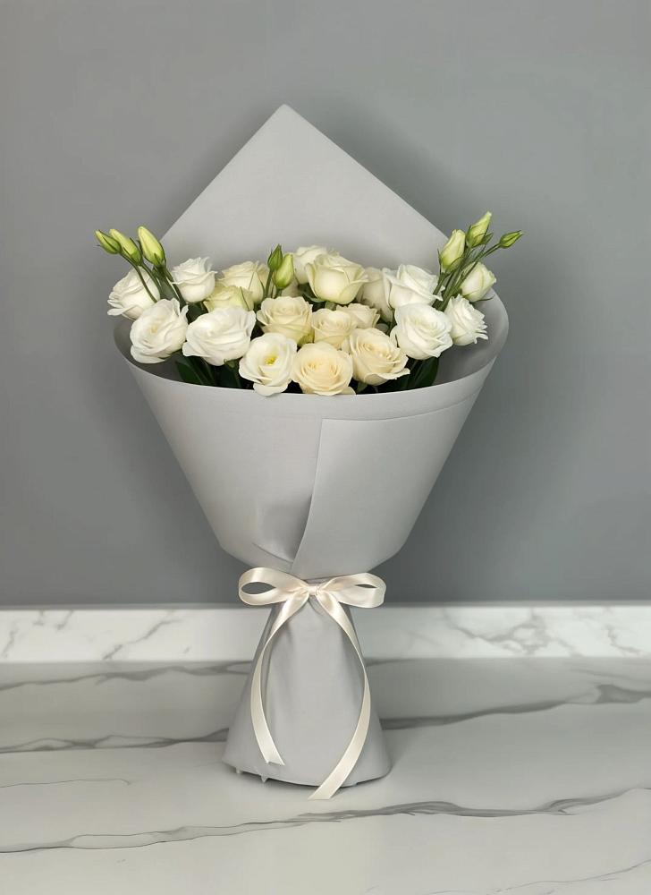 Букет цветов из: Розы и Лизиантусы в Судиславле