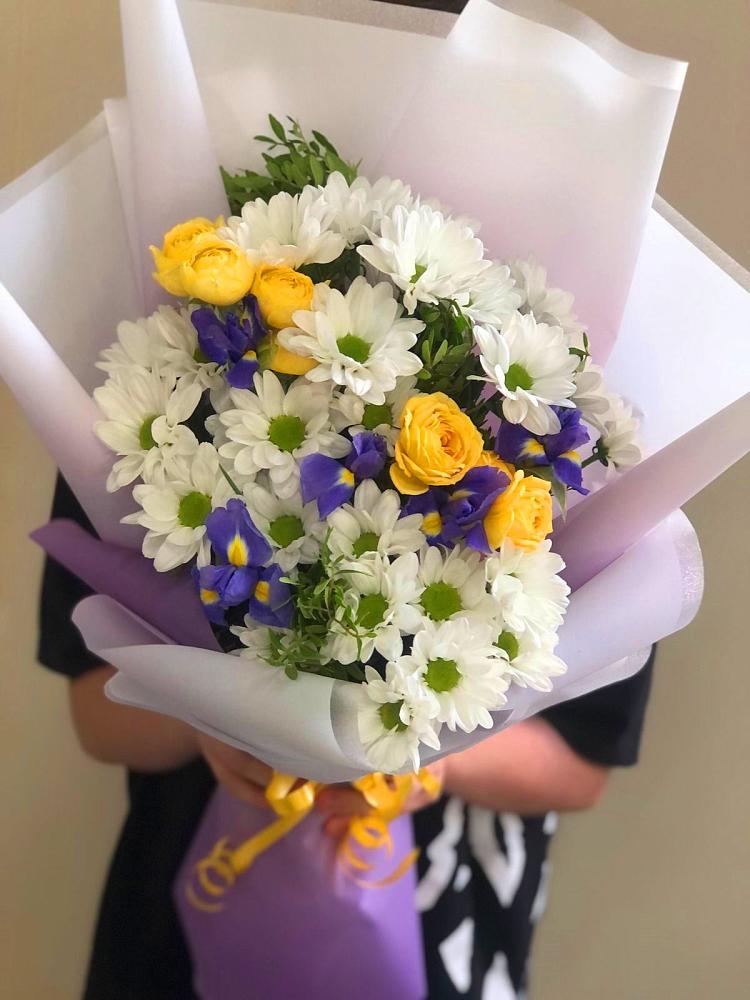 Букет цветов из: Ирисы, Хризантемы и Розы в Судиславле