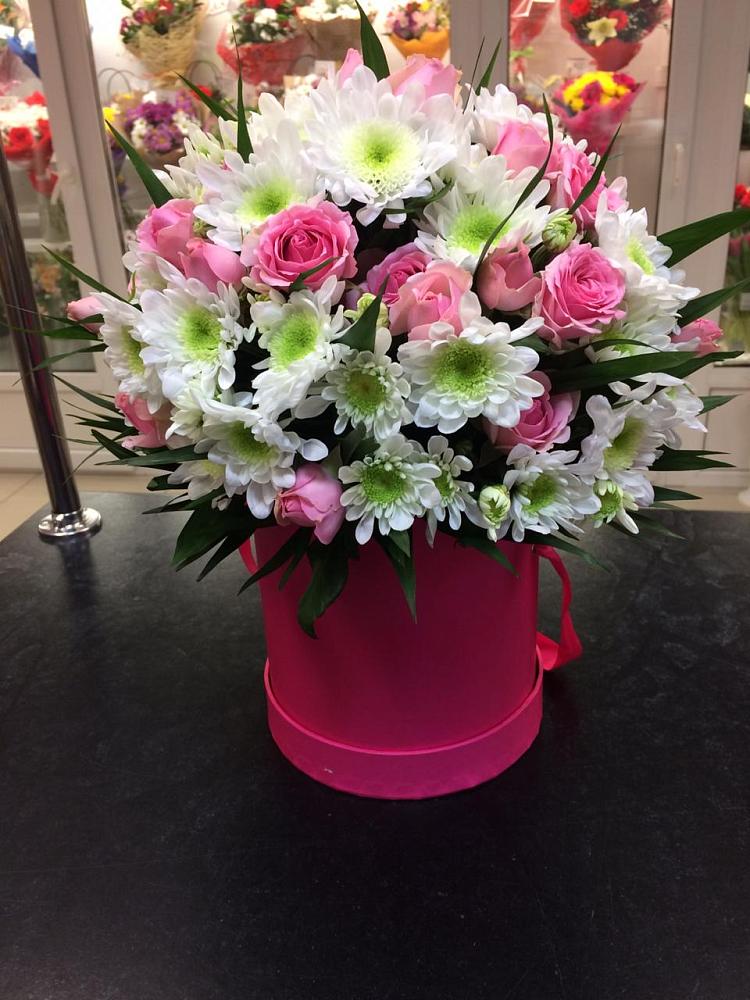 Цветочная композиция из Розы и Хризантемы в шляпной коробке в Судиславле