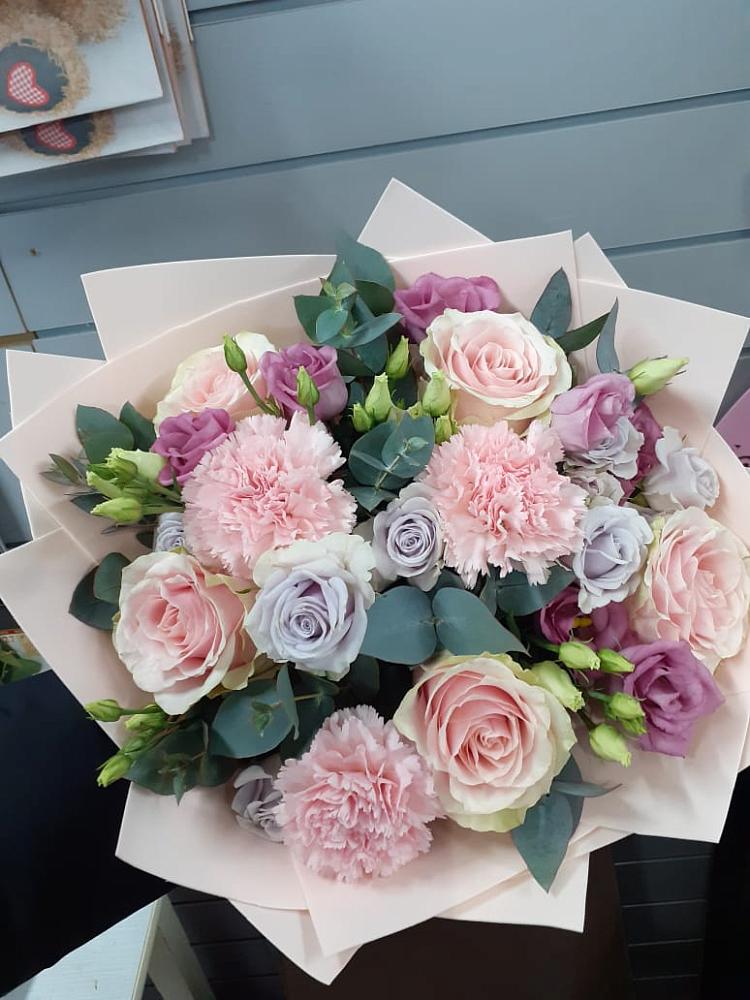 Букет цветов из: Розы, Гвоздики и Лизиантусы в Судиславле