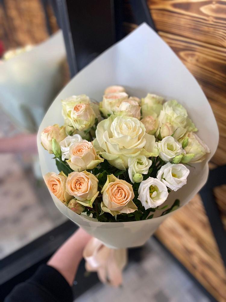 Букет цветов из: Розы и Лизиантусы в Судиславле