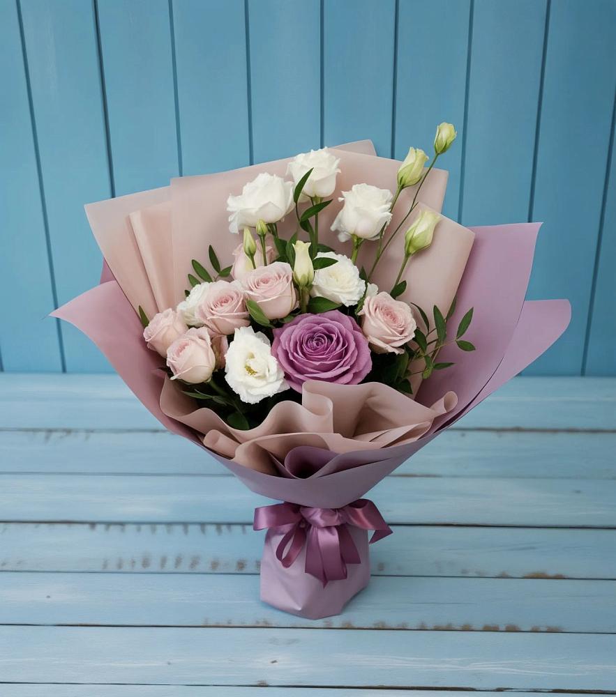 Букет цветов из: Розы и Лизиантусы в Судиславле